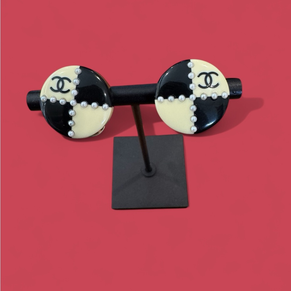 CHANEL Back and White Vintage Earrings